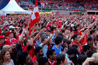 Das Schweiz-Türkei-Spiel verfolgten viele Schweizer Fussballfans. Iin der ersten Halbzeit herrschte Freude. dann kam das bittere Ende. Happy Swiss footballfans during the 1. part of the game Switzerland-Turkey before the fatal end of the game