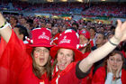 Jubelnde Schweizer Fussballfans gab es nur in der 1. Halbzeit des Spiels Schweiz-Türkei. Swiss footballfans during the 1. part of the game Switzerland-Turkey.