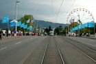 Leere Strassen auf der Zürcher Quaibrücke. Dafür freuen sich die Fussgänger und Velofahrer. Nur das Tram (die Strassenbahn) verkehrt manchmal noch. 