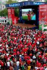 Beim Spiel Portugal-Tschechien war die public viewing arena in Zürich mit Fussballfans vollgestopft