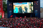 Beim Spiel Portugal-Tschechien war die public viewing arena in Zürich mit Fussballfans vollgestopft