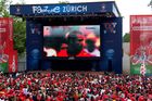 Beim Spiel Portugal-Tschechien war die public viewing arena in Zürich mit Fussballfans vollgestopft