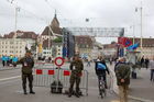 Die Armee bewacht die Mittlere Rheinbrücke inmitten der Fanzone, wo die Monitore aufgestellt sind. The Swiss army is protecting the Mittlere Rheinbridge in the fanzone, 
where the monitors are placed
