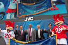 Gruppenbild der Euro 2008 Eröffnungszeremonie in Basel mit Basels Regierungsrat Peter Gass