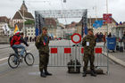 Die Armee bewacht die Mittlere Rheinbrücke inmitten von Basels Euro 2008 Fanzone, wo die Monitore aufgestellt sind. The Swiss army is protecting the Mittlere Rheinbridge in the fanzone, where the monitors are placed