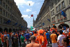 Die italienischen und holländischen Fussballfans ziehen in Bern ein. The Italian and dutch footballfans are entereing bern-city for the Euro 2008 football game