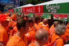 Ungestillter Durst: Beer-time not tea-time: The dutch football-fans are queing for a alcoholic drink. Die Holländischen Fussballfans stehen Schlange für ihr Bier in der Publiv viewing Zone in Bern