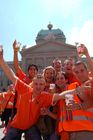 Geballte Lebensfreude und ungestillter Durst: Happy dutch football-fans; Holländische Fussballfans vor dem Bundeshaus in Bern. Alkohol; Getränk. Public viewing Zone; Bern