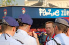 Die Polizei hat bis jetzt alles im Griff an der Euro 2008: Die Zürcher Polizei setzt Spotter ein, die die Hooligans beobachten, heraussuchen  und dann dem Zugriff der Einsatz-Truppe Delta zur Verhaftung der Zielperson überlassen. The Swiss Police is working together with spotter, that identify the hooligans and then the securtit guards are taking over to capture the target person, hooligan or victim. 