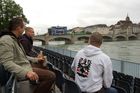 Euro 2008, Em08, Football-championship, Tschechische Fussballfans, Zuschauertribune, Rheinufer in Basel. Tschech footbllfans on the public-viewing-tribune at the Rhein-boarder in Basel, Uefa-sport-event, 