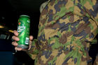 Schweizer Soldat mit Bierdose in der Hand in der Bahn. Swiss soldier with a beer can in his hand in the train
