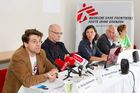 (C) fotodienst.at / Anna Rauchenberger - Wien, am 17.05.2011 - Die größte medizinische Hilfsorganisation, Ärzte ohne Grenzen/Médecins Sans Frontières (MSF), ist 40 Jahre alt und hält Rückschau über das vergangene Jahr und die Einsätze der vergangenen Jahrzehnte. Im Rahmen einer Pressekonferenz wurde der Jahresbericht 2010 präsentiert. FOTO v.l.: Dr. Florian Breitenecker, Aids Experte, Ärzte ohne Grenzen Österreich, Dr. Reinhard Dörflinger, Präsident Ärzte ohne Grenzen Österreich, Irene Jancsy, Communications Ärzte ohne Grenzen Österreich, Franz Neunteufl, Geschäftsführer Ärzte ohne Grenzen Österreich, Renate Domes, OP-Schwester, Ärzte ohne Grenzen Österreich