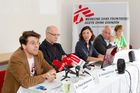 (C) fotodienst.at / Anna Rauchenberger - Wien, am 17.05.2011 - Die größte medizinische Hilfsorganisation, Ärzte ohne Grenzen/Médecins Sans Frontières (MSF), ist 40 Jahre alt und hält Rückschau über das vergangene Jahr und die Einsätze der vergangenen Jahrzehnte. Im Rahmen einer Pressekonferenz wurde der Jahresbericht 2010 präsentiert. FOTO v.l.: Dr. Florian Breitenecker, Aids Experte, Ärzte ohne Grenzen Österreich, Dr. Reinhard Dörflinger, Präsident Ärzte ohne Grenzen Österreich, Irene Jancsy, Communications Ärzte ohne Grenzen Österreich, Franz Neunteufl, Geschäftsführer Ärzte ohne Grenzen Österreich, Renate Domes, OP-Schwester, Ärzte ohne Grenzen Österreich