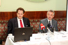 (C) fotodienst/Anna Rauchenberger - Wien, 09.06.2008 - Wirtschaftskammer Österreich - Fachverband der Mineralölindustrie: Die Mineralölwirtschaft in Österreich: Hintergründe zum Ölpreis und zum internationalen Marktgefüge. FOTO v.l.: Johannes Benigni, Geschäftsführer JBC Energy, Christoph Capek, Geschäftsführer des Fachverbands der Mineralölindustrie Österreichs