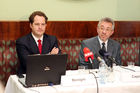 (C) fotodienst/Anna Rauchenberger - Wien, 09.06.2008 - Wirtschaftskammer Österreich - Fachverband der Mineralölindustrie: Die Mineralölwirtschaft in Österreich: Hintergründe zum Ölpreis und zum internationalen Marktgefüge. FOTO v.l.: Johannes Benigni, Geschäftsführer JBC Energy, Christoph Capek, Geschäftsführer des Fachverbands der Mineralölindustrie Österreichs