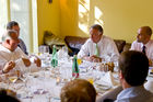 Staatsminister Bernd Neumann (Kultur und Medien); Axel Wallrabenstein (Managing Partner, Publicis Consultants) und andere geladene Gäste beim Politsichen Salon in Sarah Wieners Restaurant 