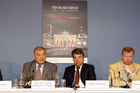 Prof. Dr. Helmut Schmitt von Sydow (Hauptberater für Energie- und Verkehrsrecht i.R., Europäische Kommission, Brüssel); Raimund Hosch (Vorsitzender der Geschäftsführung der Messe Berlin) und Hans-Joachim Reck (Hauptgeschäftsführer des Verbandes kommunaler Unternehmen) auf der Eröffnungspressekonferenz der Top Energy Berlin 2008. (C)Fotodienst/Kathrin Heller