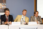 Pressereferntin der Messe Berlin Astrid Ehring; Prof. Dr. Helmut Schmitt von Sydow (Hauptberater für Energie- und Verkehrsrecht i.R., Europäische Kommission, Brüssel); Raimund Hosch (Vorsitzender der Geschäftsführung der Messe Berlin);  Hans-Joachim Reck (Hauptgeschäftsführer des Verbandes kommunaler Unternehmen) und Werner Mocke (Kompetenzdirektor Messedamm) auf der Eröffnungspressekonferenz der Top Energy Berlin 2008. (C)Fotodienst/Kathrin Heller