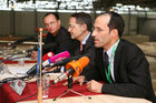 (C) fotodienst/Anna Rauchenberger - Wien, 19.05.2008 - Der Aufbau im Wiener FanCamp für die EURO 2008 ist nahezu abgeschlossen. Aus 26.000 Quadratmeter Gipskartonplatten von RIGIPS, 43.100 Laufmeter Metallprofilen und 1540 Arbeitsstunden entseht derzeit die größte Fan-Unterkunft Österreichs. Das Projekt verlangt von RIGIPS und allen Partnern kreative Lösungen Teamwork. FOTO v.l.: Marc David (Rigips, Projektleiter rigips4fans), Mag. Othmar Wutscher (General Manager Saint-Gobain Rigips Austria), Mag. Michael Mutz (Geschäftsführer FanCamp Wien)