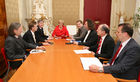 (C) fotodienst/Anna Rauchenberger - Wien, 14.05.2008 - PR-Aktion zur digitalen Signatur im Bundeskanzleramt. Die für E-Government zuständige Staatssekretärin im Bundeskanzleramt, Heidrun Silhavy, hat am Mittwoch in Wien eine Runde hochrangiger Vertreter der IT-Wirtschaft empfangen, um aktuelle Anwendungen der digitalen Signatur zu erörtern. 