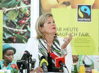 (C) fotodienst/Anna Rauchenberger - Wien, 07.05.2008 - FAIRTRADE konnte den Handelsumsatz im vergangenen Jahr auf 53 Millionen Euro steigern. Seit über drei Jahren wächst FAIRTRADE beständig im zweistelligen Bereich. Über alle Produktgruppen und Vertriebskanäle werden fair gehandelte Produkte verstärkt nachgefragt. Davon profiteren Kleinbauernfamilien und PlantagenarbeiterInnen in den Entwicklungsländern. FOTO: Dr. Ursula Plassnik (BM für europäische und internationale Angelegenheiten).