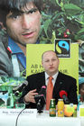 (C) fotodienst/Anna Rauchenberger - Wien, 07.05.2008 - FAIRTRADE konnte den Handelsumsatz im vergangenen Jahr auf 53 Millionen Euro steigern. Seit über drei Jahren wächst FAIRTRADE beständig im zweistelligen Bereich. Über alle Produktgruppen und Vertriebskanäle werden fair gehandelte Produkte verstärkt nachgefragt. Davon profiteren Kleinbauernfamilien und PlantagenarbeiterInnen in den Entwicklungsländern. FOTO: Mag. Hartwig Kirner (Geschäftsführer FAIRTRADE Österreich)