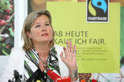 (C) fotodienst/Anna Rauchenberger - Wien, 07.05.2008 - FAIRTRADE konnte den Handelsumsatz im vergangenen Jahr auf 53 Millionen Euro steigern. Seit über drei Jahren wächst FAIRTRADE beständig im zweistelligen Bereich. Über alle Produktgruppen und Vertriebskanäle werden fair gehandelte Produkte verstärkt nachgefragt. Davon profiteren Kleinbauernfamilien und PlantagenarbeiterInnen in den Entwicklungsländern. FOTO: Dr. Ursula Plassnik (BM für europäische und internationale Angelegenheiten).