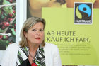 (C) fotodienst/Anna Rauchenberger - Wien, 07.05.2008 - FAIRTRADE konnte den Handelsumsatz im vergangenen Jahr auf 53 Millionen Euro steigern. Seit über drei Jahren wächst FAIRTRADE beständig im zweistelligen Bereich. Über alle Produktgruppen und Vertriebskanäle werden fair gehandelte Produkte verstärkt nachgefragt. Davon profiteren Kleinbauernfamilien und PlantagenarbeiterInnen in den Entwicklungsländern. FOTO: Dr. Ursula Plassnik (BM für europäische und internationale Angelegenheiten).