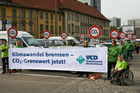 Der Verkehrsclub Deutschland rief zur Aktion für mehr Klimaschutz im Verkehr auf. Als Aktionsort wurde ein Parkplatz des Mühlendamms ausgewählt. (C)Fotodienst/Jan-Paul Kupser