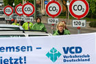 Der Verkehrsclub Deutschland rief zur Aktion für mehr Klimaschutz im Verkehr auf. Als Aktionsort wurde ein Parkplatz des Mühlendamms ausgewählt. (C)Fotodienst/Jan-Paul Kupser