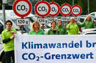 Der Verkehrsclub Deutschland rief zur Aktion für mehr Klimaschutz im Verkehr auf. Als Aktionsort wurde ein Parkplatz des Mühlendamms ausgewählt. (C)Fotodienst/Jan-Paul Kupser