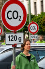 Der Verkehrsclub Deutschland rief zur Aktion für mehr Klimaschutz im Verkehr auf. Als Aktionsort wurde ein Parkplatz des Mühlendamms ausgewählt. (C)Fotodienst/Jan-Paul Kupser