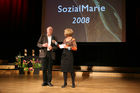 (C) fotodienst/Anna Rauchenberger - Wien, 01.05.2008 - Die SozialMarie wurde heuer zum vierten Mal vergeben und auch diesmal bewarben sich sehr viele in- und ausländische Projekte um einen der begehrten Preise. FOTO v.l.: Univ. Doz. Dr. Hochgerner und Moderatorin Barbara van Melle.