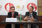 McDonalds Escorte Bundesländer Tour zur Euro 2008 mit Martin Hiden in McDonalds Filale Klagenfurtre: Stadtrat SteinkellnerFoto: Johannes Puch / Fotodienst