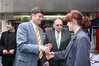 (C) fotodienst/Anna Rauchenberger - Wien, 25.4.2008 - Die neuen Mieter der Wohnhausanlage Welingergasse 3 im 23. Wiener Gemeindebezirk durften heute ihre Schlüssel entgegennehmen. FOTO v.l.: Bezirksvorsteher Manfred Wurm (Bezirksvorsteher für den 23. Bezirk), Walter Zwiauer (Vorstandsvorsitzender der GPA Privatstiftung), Mieterin.