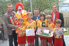 Darauf haben tausende Kinder aus Tirol und Vorarlberg gewartet - und das Warten hat sich gelohnt: Die ersten Teilnehmer zur McDonald's Fussball Escorte bei der UEFA EURO 2008 stehen fest. Am 24. April wurden die ersten Escorte Kinder im McDonald's Restaurant in Völs bei Innsbruck vorgestellt.