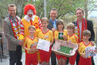 Darauf haben tausende Kinder aus Tirol und Vorarlberg gewartet - und das Warten hat sich gelohnt: Die ersten Teilnehmer zur McDonald's Fussball Escorte bei der UEFA EURO 2008 stehen fest. Am 24. April wurden die ersten Escorte Kinder im McDonald's Restaurant in Völs bei Innsbruck vorgestellt.