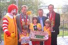 Darauf haben tausende Kinder aus Tirol und Vorarlberg gewartet - und das Warten hat sich gelohnt: Die ersten Teilnehmer zur McDonald's Fussball Escorte bei der UEFA EURO 2008 stehen fest. Am 24. April wurden die ersten Escorte Kinder im McDonald's Restaurant in Völs bei Innsbruck vorgestellt.