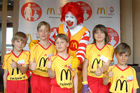 Darauf haben tausende Kinder aus Tirol und Vorarlberg gewartet - und das Warten hat sich gelohnt: Die ersten Teilnehmer zur McDonald's Fussball Escorte bei der UEFA EURO 2008 stehen fest. Am 24. April wurden die ersten Escorte Kinder im McDonald's Restaurant in Völs bei Innsbruck vorgestellt.