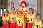 Darauf haben tausende Kinder aus Tirol und Vorarlberg gewartet - und das Warten hat sich gelohnt: Die ersten Teilnehmer zur McDonald's Fussball Escorte bei der UEFA EURO 2008 stehen fest. Am 24. April wurden die ersten Escorte Kinder im McDonald's Restaurant in Völs bei Innsbruck vorgestellt.