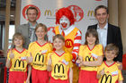 Darauf haben tausende Kinder aus Tirol und Vorarlberg gewartet - und das Warten hat sich gelohnt: Die ersten Teilnehmer zur McDonald's Fussball Escorte bei der UEFA EURO 2008 stehen fest. Am 24. April wurden die ersten Escorte Kinder im McDonald's Restaurant in Völs bei Innsbruck vorgestellt.