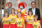 Darauf haben tausende Kinder aus Tirol und Vorarlberg gewartet - und das Warten hat sich gelohnt: Die ersten Teilnehmer zur McDonald's Fussball Escorte bei der UEFA EURO 2008 stehen fest. Am 24. April wurden die ersten Escorte Kinder im McDonald's Restaurant in Völs bei Innsbruck vorgestellt.