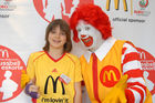 Darauf haben tausende Kinder aus Tirol und Vorarlberg gewartet - und das Warten hat sich gelohnt: Die ersten Teilnehmer zur McDonald's Fussball Escorte bei der UEFA EURO 2008 stehen fest. Am 24. April wurden die ersten Escorte Kinder im McDonald's Restaurant in Völs bei Innsbruck vorgestellt.