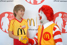 Darauf haben tausende Kinder aus Tirol und Vorarlberg gewartet - und das Warten hat sich gelohnt: Die ersten Teilnehmer zur McDonald's Fussball Escorte bei der UEFA EURO 2008 stehen fest. Am 24. April wurden die ersten Escorte Kinder im McDonald's Restaurant in Völs bei Innsbruck vorgestellt.