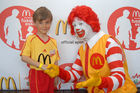 Darauf haben tausende Kinder aus Tirol und Vorarlberg gewartet - und das Warten hat sich gelohnt: Die ersten Teilnehmer zur McDonald's Fussball Escorte bei der UEFA EURO 2008 stehen fest. Am 24. April wurden die ersten Escorte Kinder im McDonald's Restaurant in Völs bei Innsbruck vorgestellt.