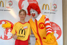 Darauf haben tausende Kinder aus Tirol und Vorarlberg gewartet - und das Warten hat sich gelohnt: Die ersten Teilnehmer zur McDonald's Fussball Escorte bei der UEFA EURO 2008 stehen fest. Am 24. April wurden die ersten Escorte Kinder im McDonald's Restaurant in Völs bei Innsbruck vorgestellt.