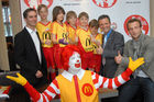 Darauf haben tausende Kinder aus Tirol und Vorarlberg gewartet - und das Warten hat sich gelohnt: Die ersten Teilnehmer zur McDonald's Fussball Escorte bei der UEFA EURO 2008 stehen fest. Am 24. April wurden die ersten Escorte Kinder im McDonald's Restaurant in Völs bei Innsbruck vorgestellt.