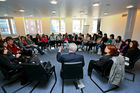 Girls' Day: Michael Sommer (Bundesvorsitzender des Deutschen Gewerkschaftsbundes) im Gespräch mit Schülerinnen der 9. Klasse. (C)Fotodienst/Jan-Paul Kupser