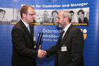 (C) fotodienst/Anna Rauchenberger - Wien, 22.4.2008 - Das Österreichisches Controller Institut konnte wieder zahlreichen Absolventen die Controller-Diplome in feierlichem Rahmen überreichen. FOTO: Bernd Kadic, Geschäftsführer des ÖCI, überreicht Diplome an die Absolventen.