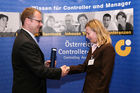 (C) fotodienst/Anna Rauchenberger - Wien, 22.4.2008 - Das Österreichisches Controller Institut konnte wieder zahlreichen Absolventen die Controller-Diplome in feierlichem Rahmen überreichen. FOTO: Bernd Kadic, Geschäftsführer des ÖCI, überreicht Diplome an die Absolventen.